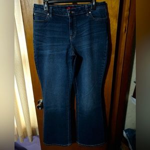 Jennifer Lopez (Size: 14) Curvy BootCut Jeans